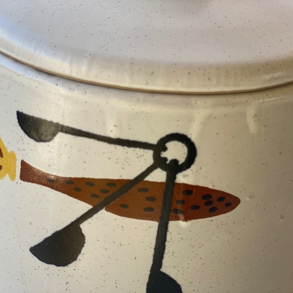 Mid-Century 1960s West Bend Bean Pot With Fork and Measuring Spoon Pattern - Picture 5 of 12